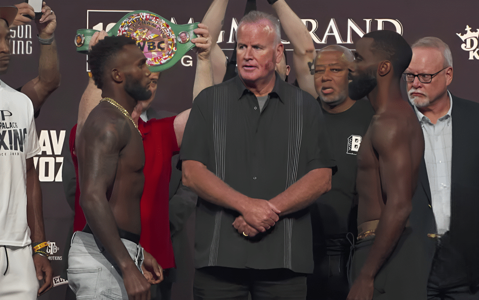 CARLOS ADAMES A LA IZQUIERDA Y TERRELL GAUSHA A LA DERECHA, CARA A CARA TRAS EL PESAJE