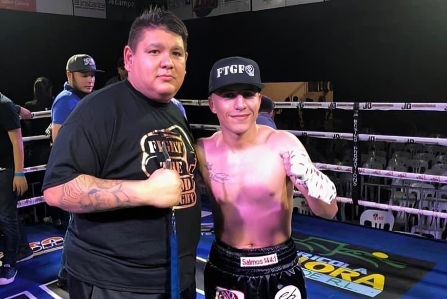CHACAL GONZÁLEZ POSA PARA LA FOTO CON SU ENTRENADOR JAY PANDA NAJAR
