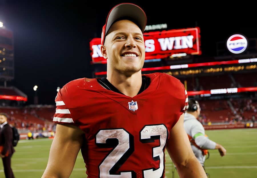 CHRISTIAN MCCAFFREY SONRÍE DURANTE UN PARTIDO DE LOS 49ERS