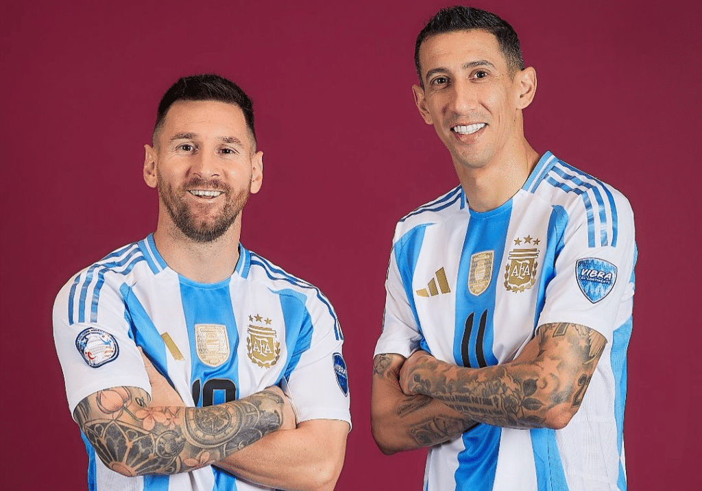 LIONEL MESSI A LA IZQUIERDA Y ÁNGEL DI MARÍA A LA DERECHA, POSAN PARA LA FOTO CON LA SELECCIÓN DE ARGENTINA