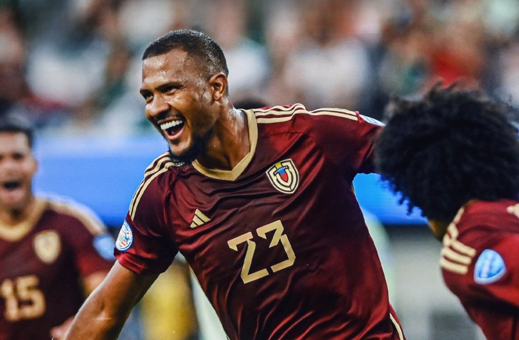 SALOMÓN RONDÓN FESTEJA EL GOL ANOTADO A MÉXICO EN LA COPA AMÉRICA