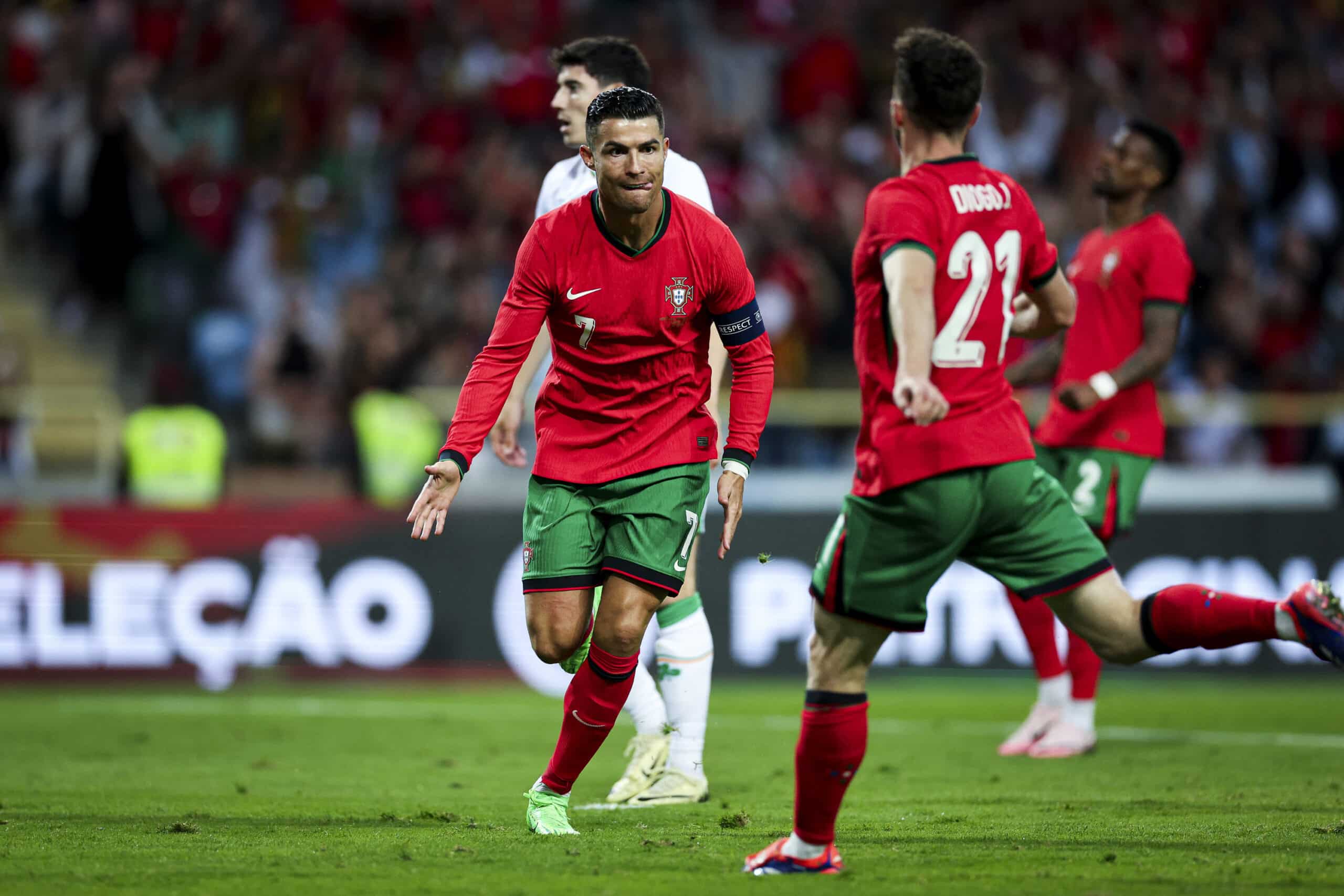 CRISTIANO RONALDO CELEBRA UNA DE SUS 2 ANOTACIONES ANTE IRLANDA CON PORTUGAL
