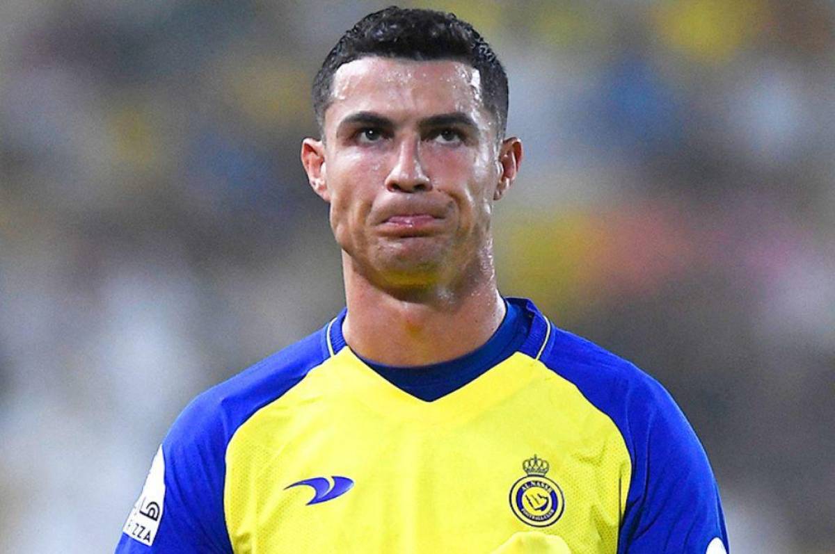 Cristiano Ronaldo molesto en partido de la liga de Arabia Saudita.