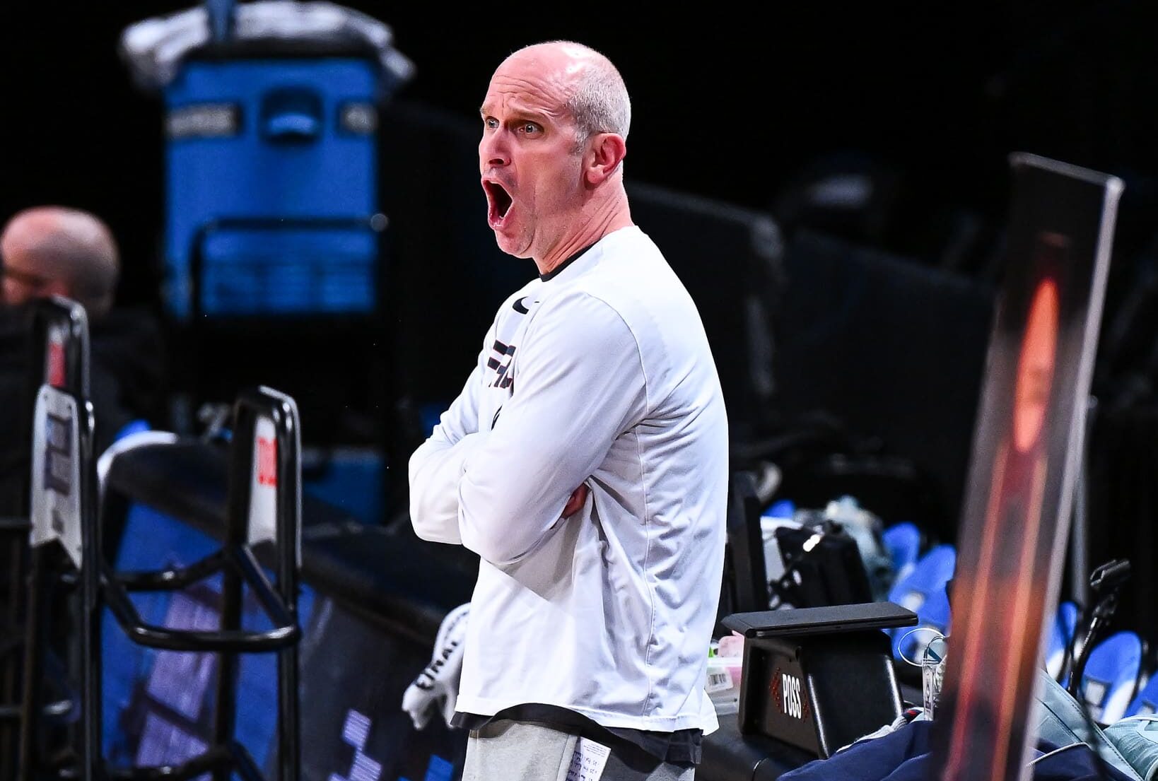DAN HURLEY DURANTE UN PARTIDO CON UCONN EN LA NCAA