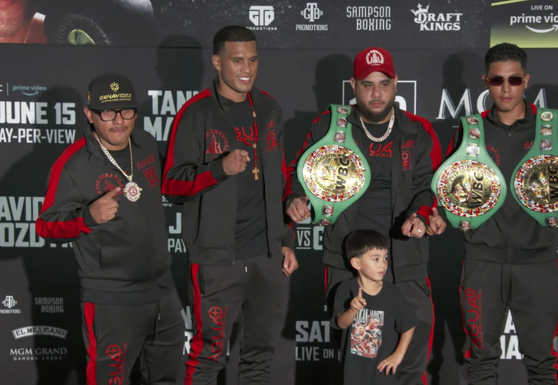 DAVID BENAVÍDEZ POSA PARA LA FOTO TRAS SU LLEGADA A LAS VEGAS