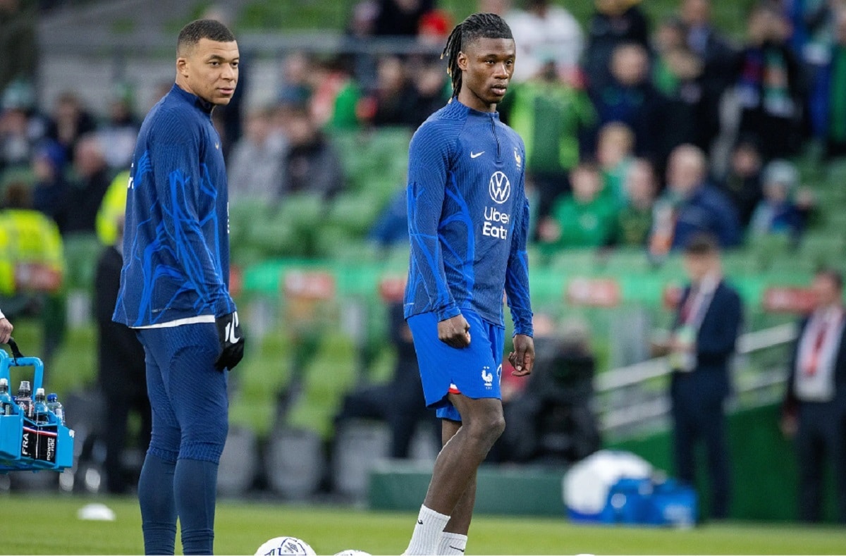 Camavinga en entrenamiento al lado de Mbappé.