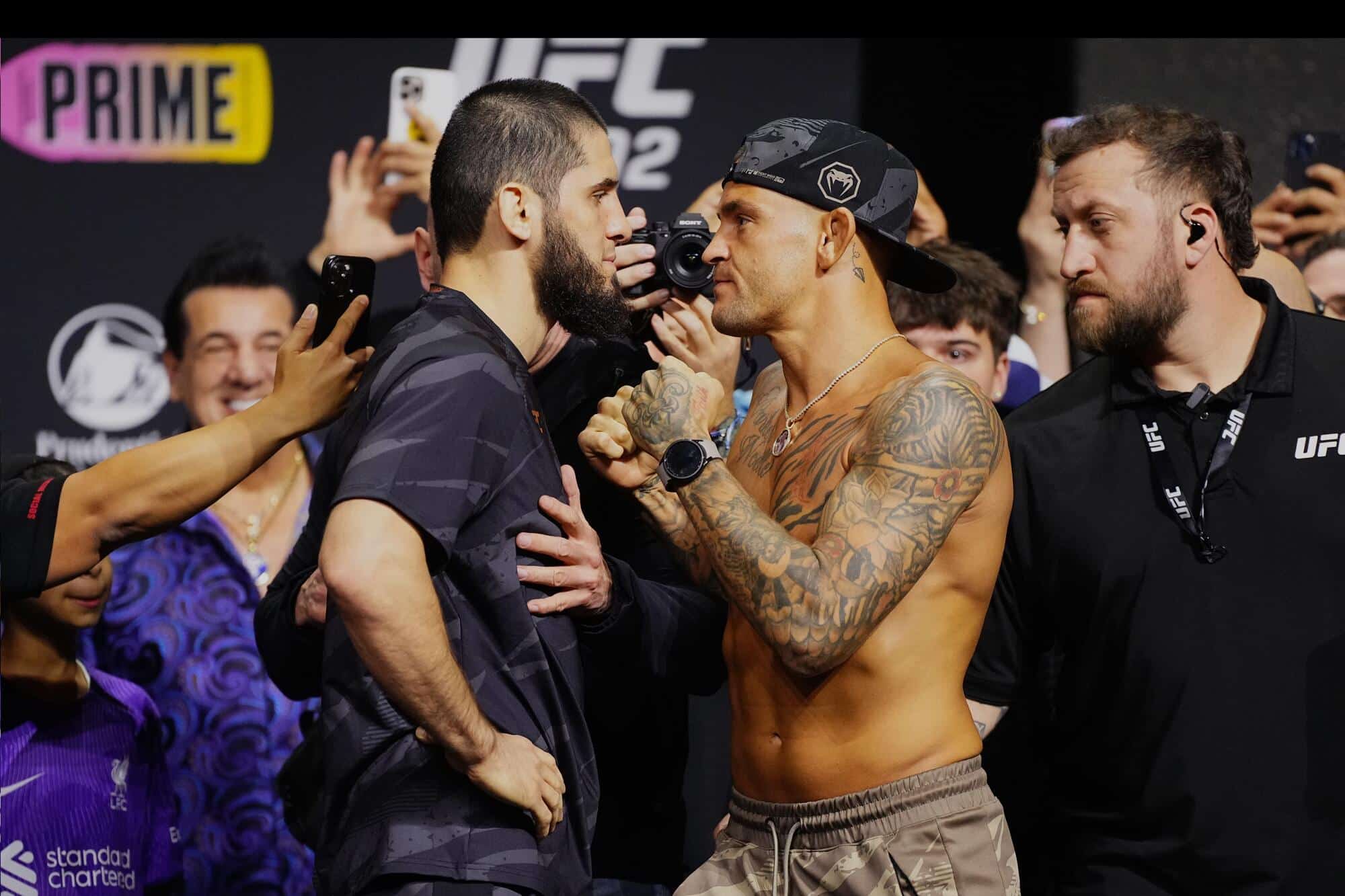 ISLAM MAKHACHEV A LA IZQUIERDA Y DUSTIN POIRIER A LA DERECHA, CARA A CARA TRAS EL PESAJE