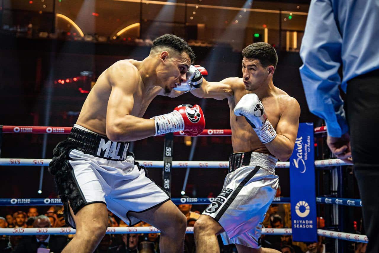 DMITRY BIVOL GOLPEA A MALIK ZINAD