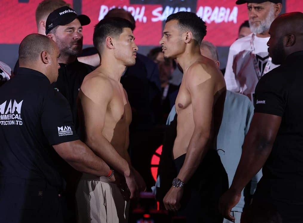 DMITRY BIVOL A LA IZQUIERDA Y MALIK ZINAD A LA DERECHA, CARA A CARA TRAS EL PESAJE