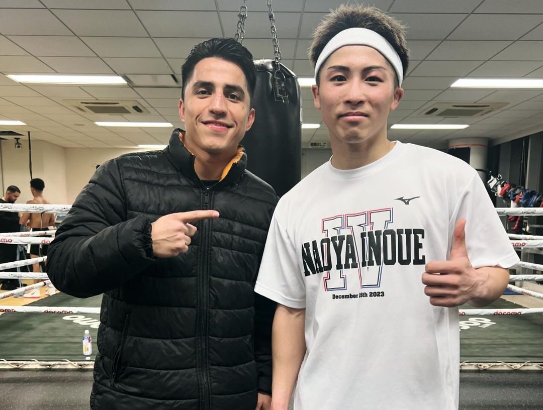 A LA IZQUIERDA KEVIN 'CHACAL' GONZÁLEZ POSA PARA LA FOTO CON NAOYA INOUE QUE ESTÁ A LA DERECHA