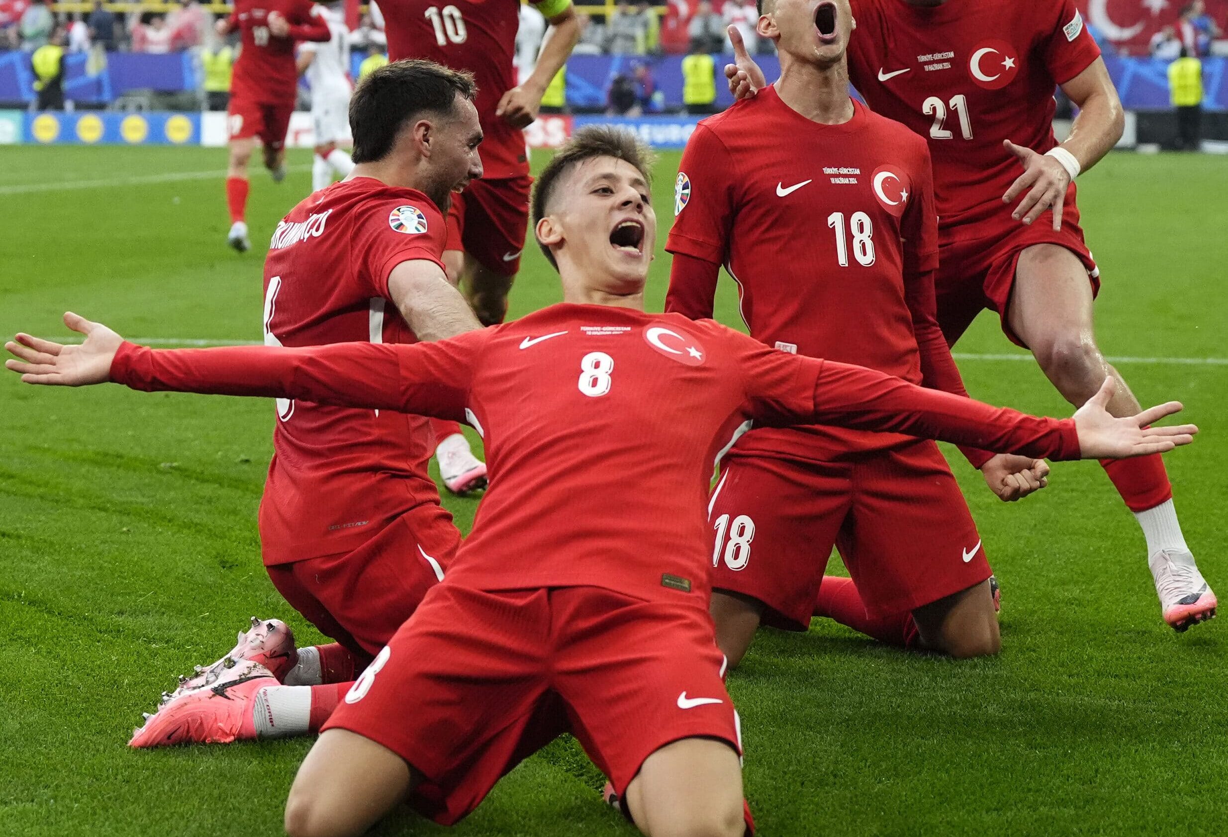 ARDA GÜLER CELEBRA SU ANOTACIÓN CON SUS COMPAÑEROS TRAS SU GOL A GEORGIA EN LA EUROCOPA 2024