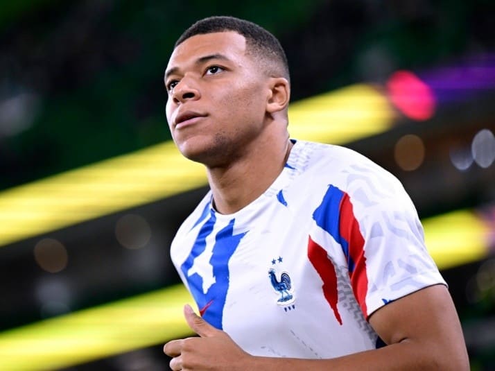 Mbappé en entrenamiento con la selección de Francia.