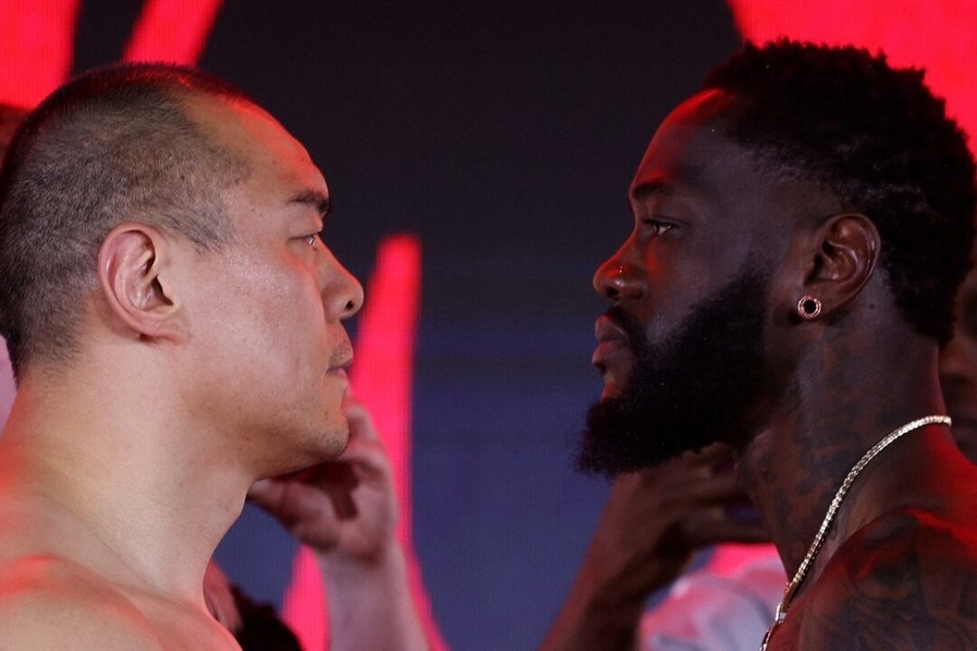 ZHILEI ZHANG A LA IZQUIERDA Y DEONTAY WILDER A LA DERECHA, CARA A CARA TRAS EL PESAJE