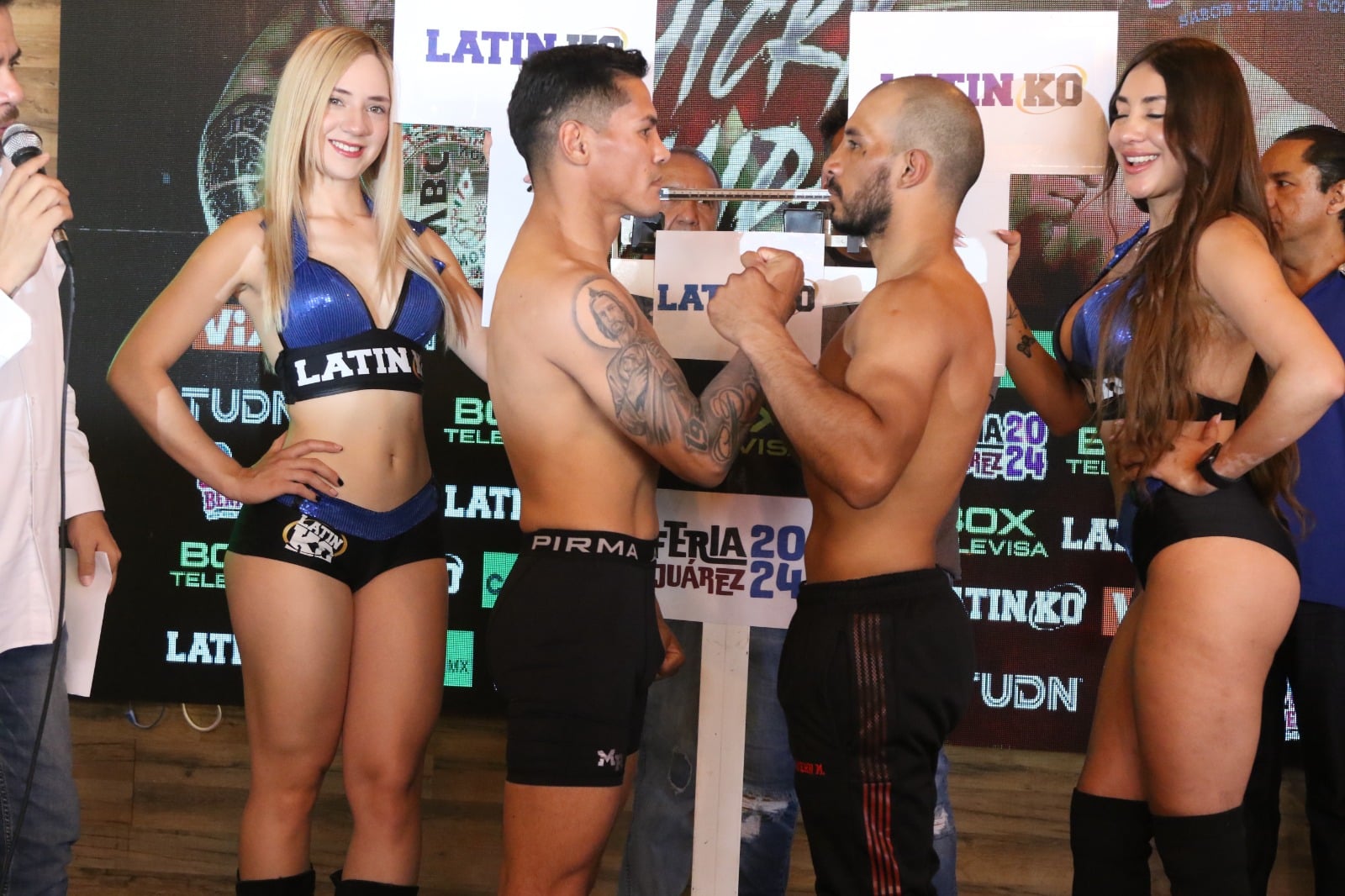 MICKEY ROMÁN A LA IZQUIERDA Y NÉSTOR MAIDANA A LA DERECHA, POSAN PARA LA FOTO TRAS EL PESAJE