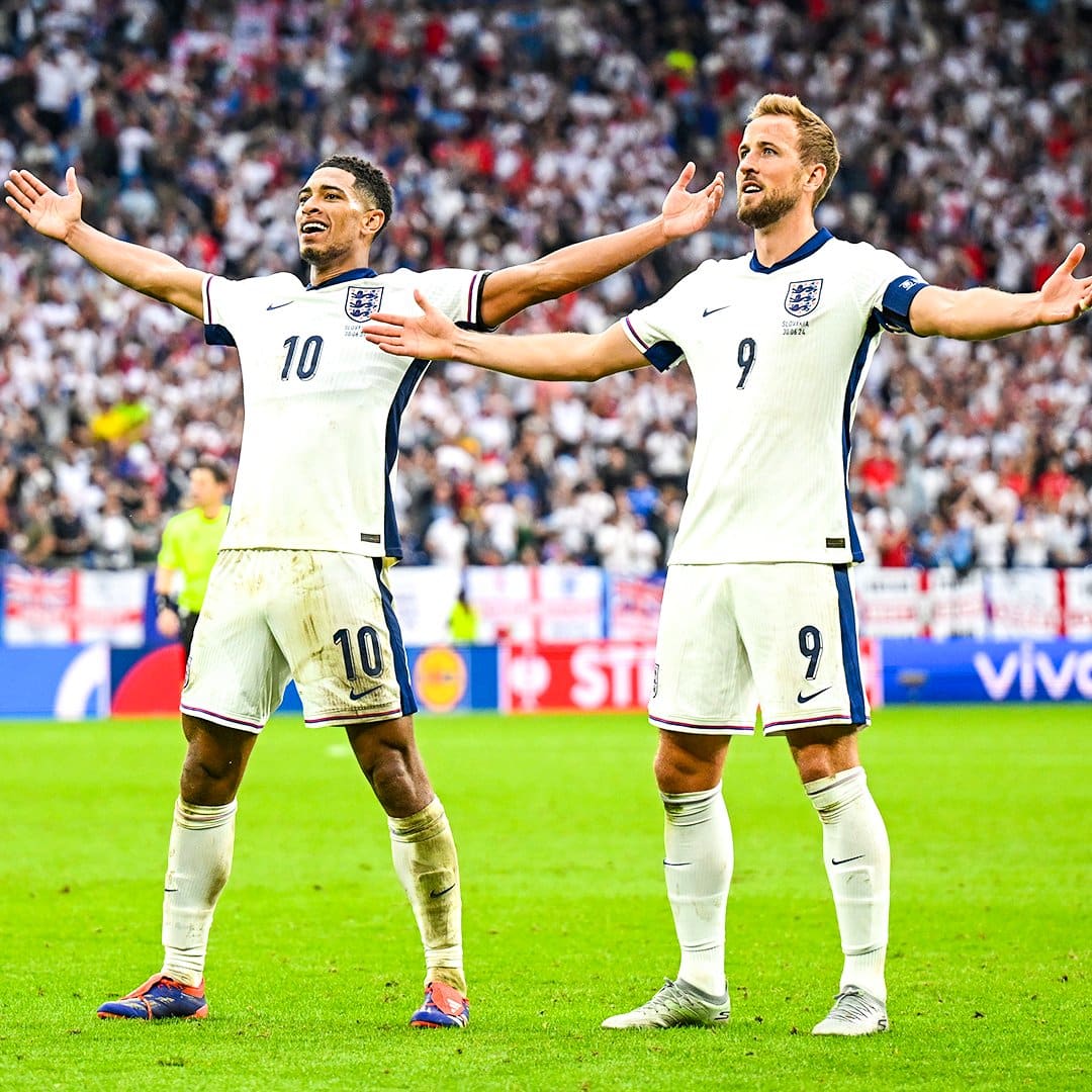 Bellingahm festeja su gol con Harry Kane ante Eslovaquia.