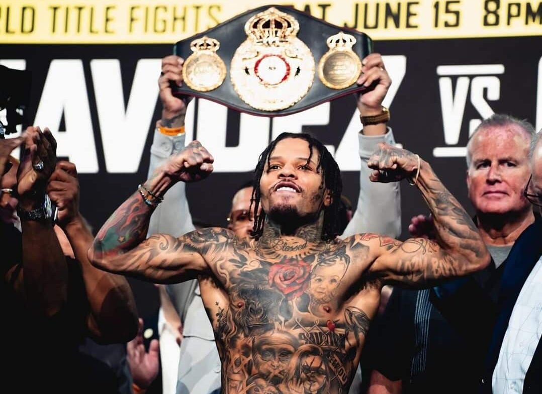 GERVONTA DAVIS POSA PARA LA FOTO TRAS EL PESAJE