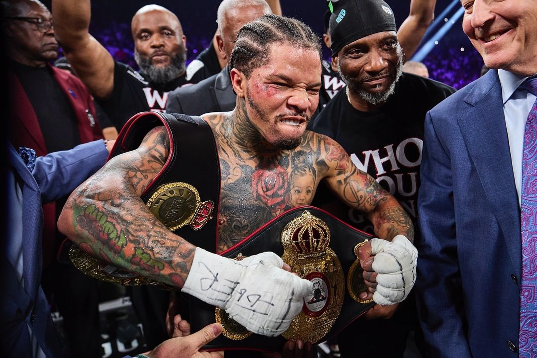 GERVONTA DAVIS POSA PARA LA FOTO Y FESTEJA TRAS NOQUEAR A FRANK MARTIN