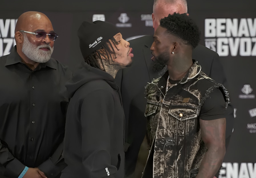 GERVONTA DAVIS A LA IZQUIERDA Y FRANK MARTIN A LA DERECHA