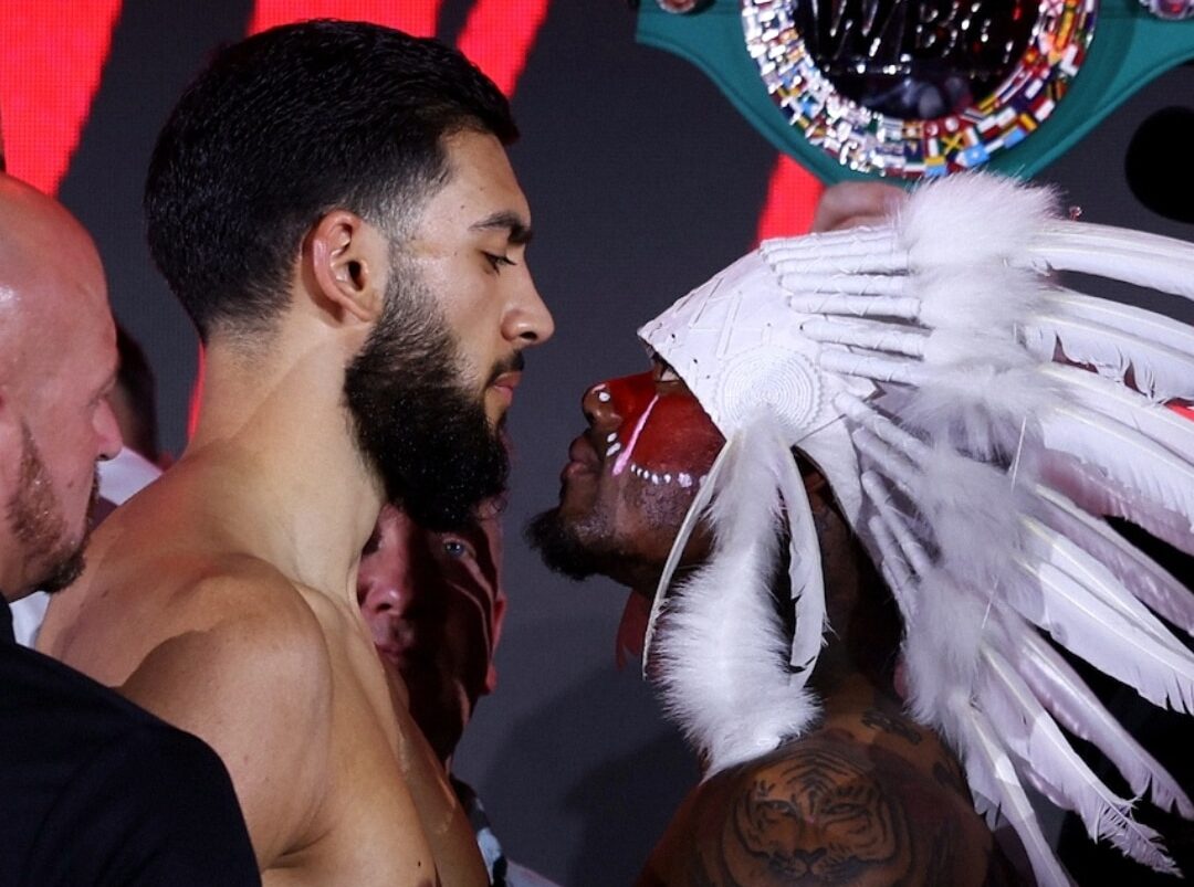 HAMZAH SHEERAZ A LA IZQUIERDA Y, AUSTIN WILLIAMS A LA DERECHA, CARA A CARA TRAS EL PESAJE
