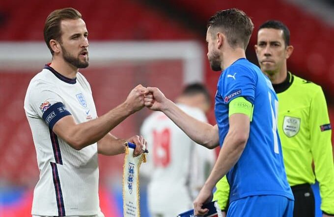 HARRY KANE DE INGLATERRA SALUDA AL CAPITÁN DE ISLANDIA