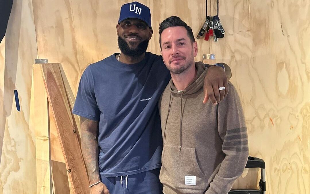 LEBRON JAMES A LA IZQUIERDA, Y JJ REDICK A LA DERECHA
