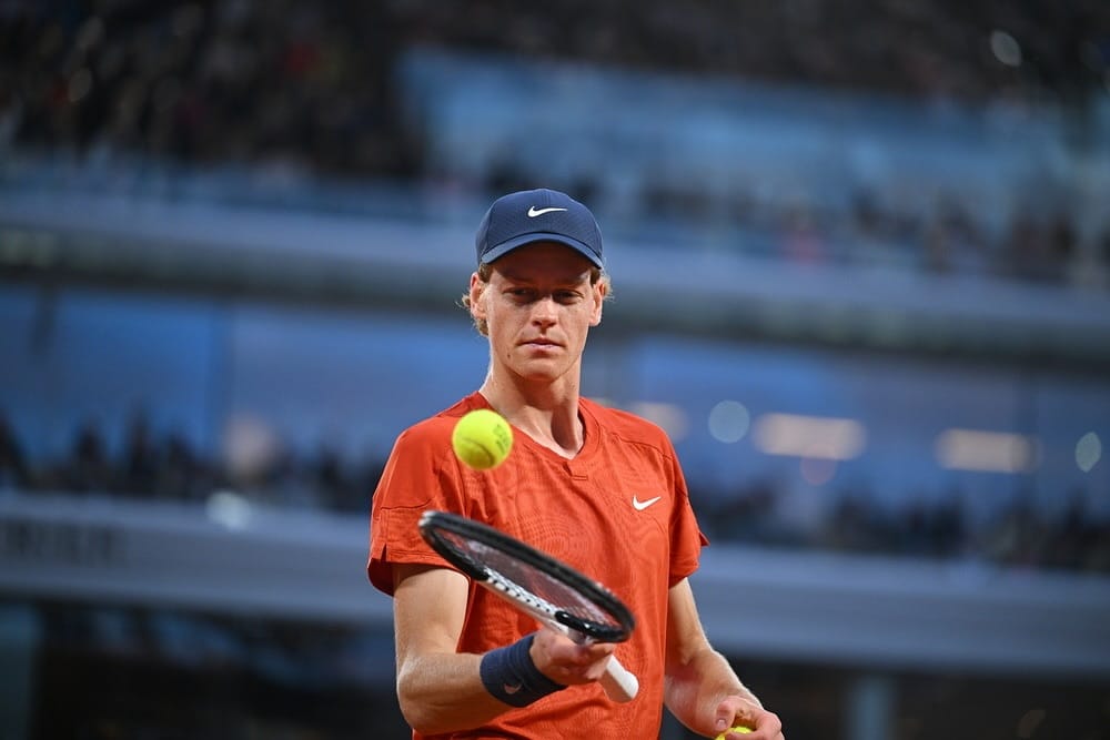 JANNIK SINNER DURANTE UN JUEGO DE TENIS EN ROLAND GARROS
