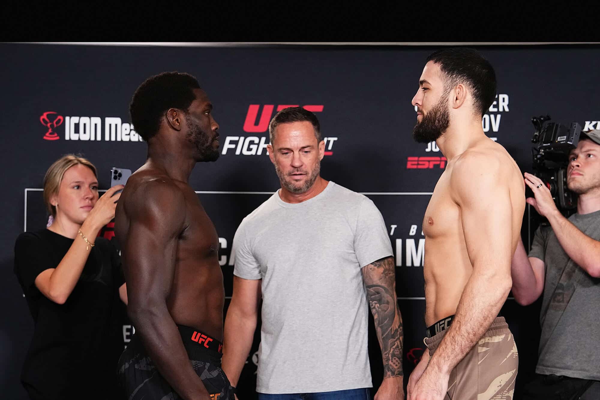 JARED CANNONIER A LA IZQUIERDA Y NASSOURDINE IMANOV A LA DERECHA, CARA A CARA TRAS EL PESAJE