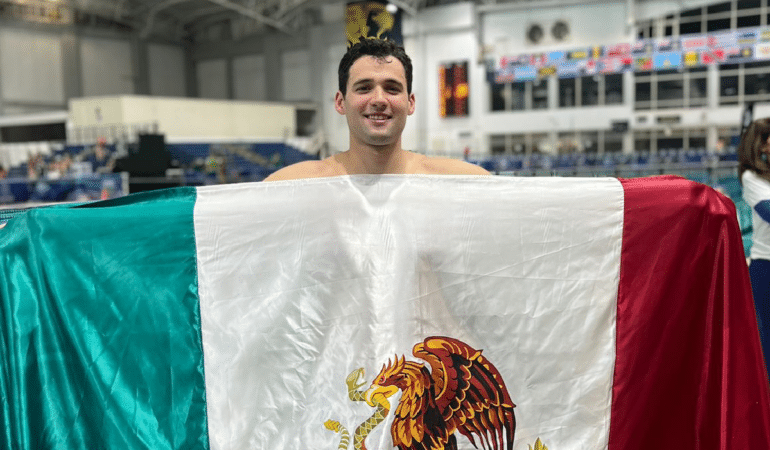 EL MEXICANO POSSA CON LA BANDERA DE MÉXICO