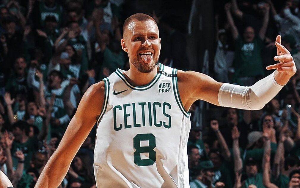 KRISTAPS PORZINGIS DE LOS CELTICS CELEBRA UNA ANOTACIÓN