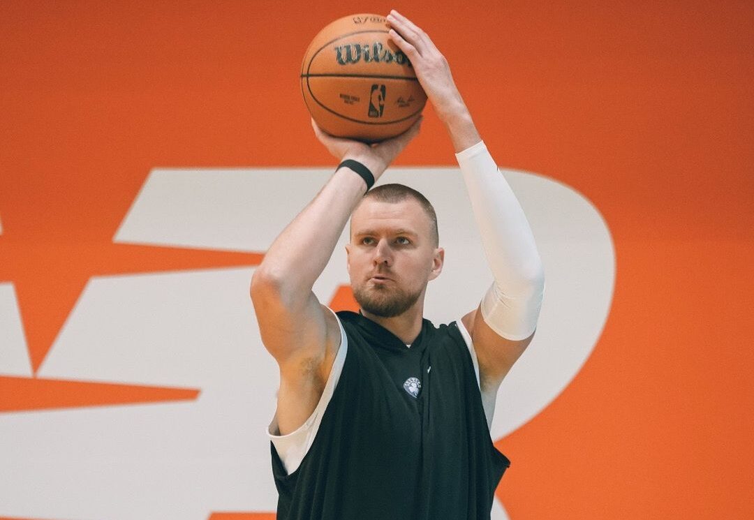 KRISTAPS PORZINGIS REALIZA UN TIRO EN UNA PRÁCTICA CON LOS CELTICS