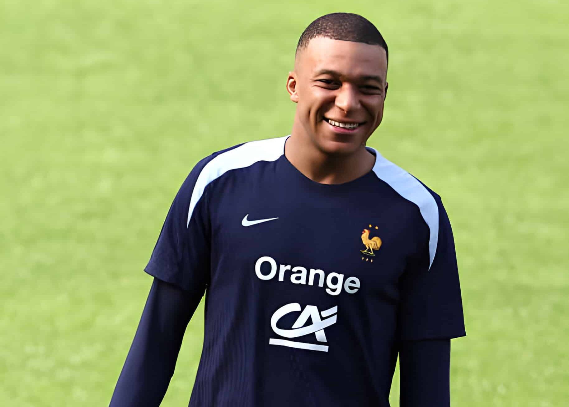 KYLIAN MBAPPÉ SONRÍE DURANTE UNA PRÁCTICA CON LA SELECCIÓN DE FRANCIA