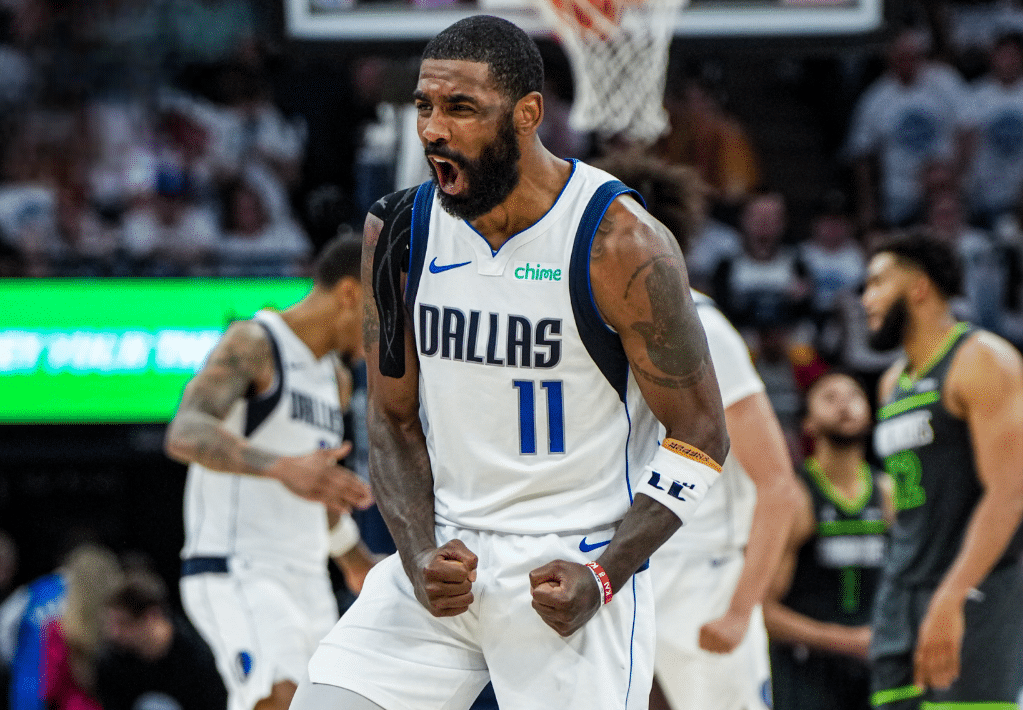 KYRIE IRVING FESTEJA CON LOS DALLAS MAVERICKS