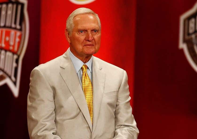 JERRY WEST POSA PARA LA FOTO