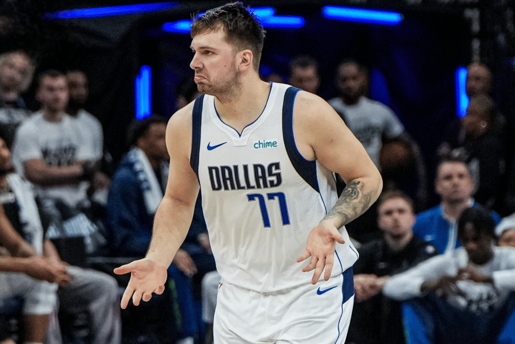 LUKA DONCIC CELEBRA UNA ANOTACIÓN CON LOS MAVERICKS
