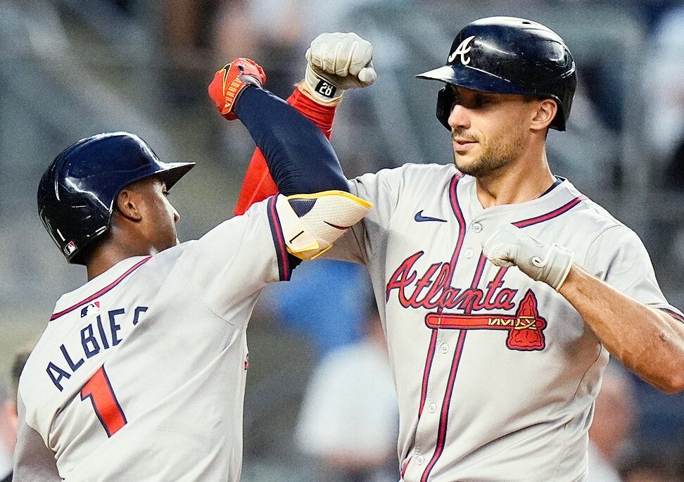 OZZIE ALBIES CELEBRA CON MATT OLSON EN EL TRIUNFO DE BRAVES SOBRE YANKEES