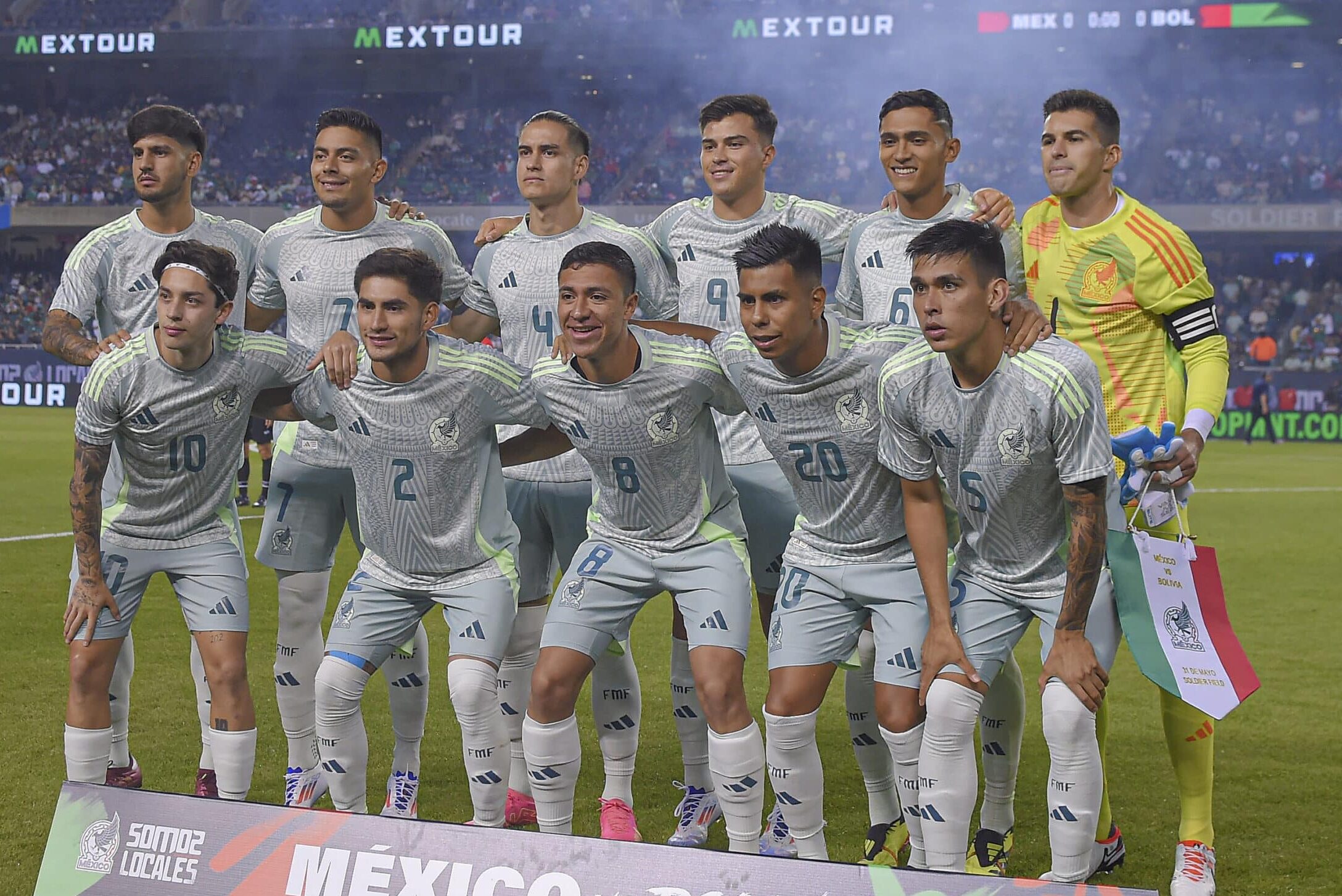 EL EQUIPO MEXICANO POSA PARA LA FOTO ANTES DE UN PARTIDO