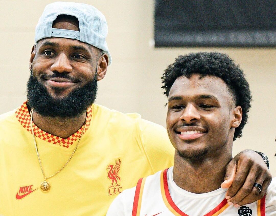 LEBRON JAMES A LA IZQUIERDA CON EL BRAZO SOBRE SU HIJO BRONNY JAMES