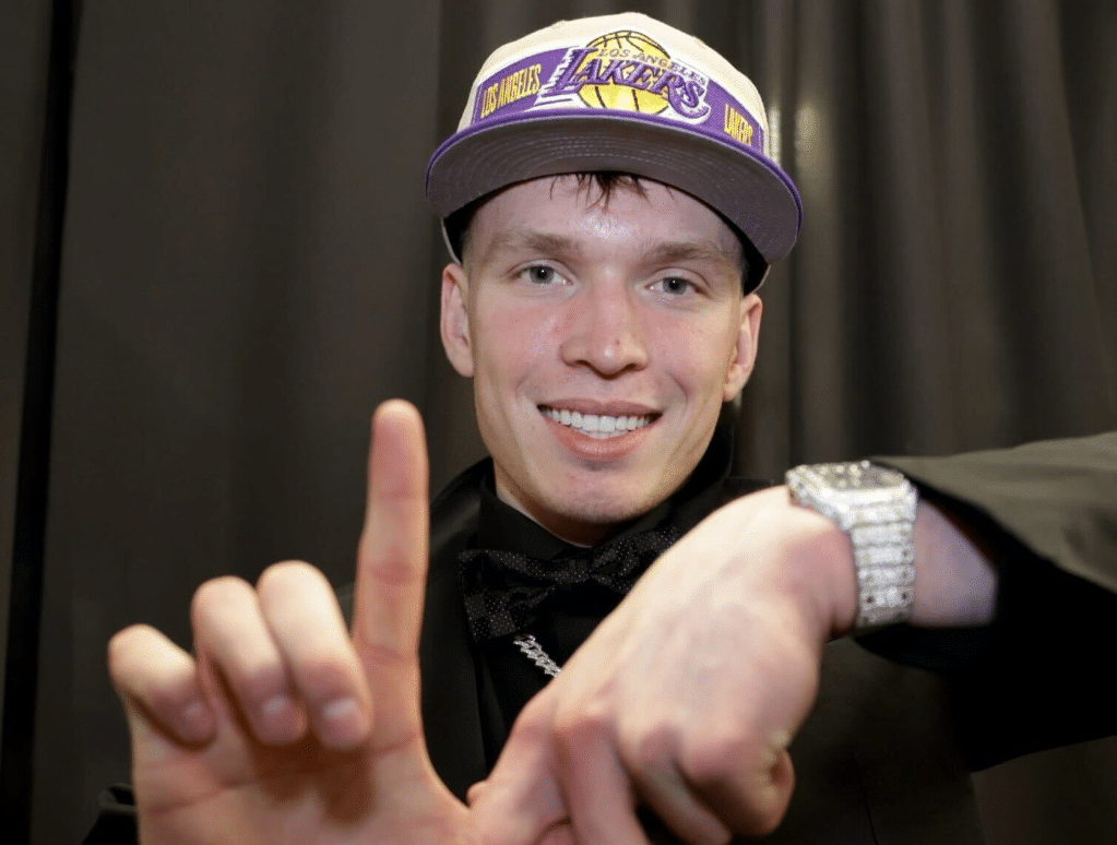 DALTON KNECHT POSA PARA LA FOTO TRAS SER ELEGIDO POR LOS LAKERS DE LOS ÁNGELES EN EL DRAFT 2024 DE LA NBA