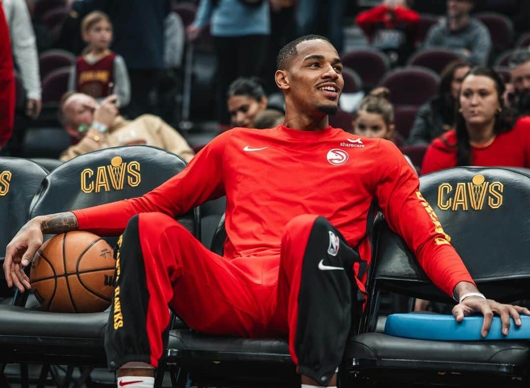 DEJOUNTE MURRAY SENTADO EN EL BANCO ANTES DE UN JUEGO EN LA NBA CON LOS ATLANTA HAWKS