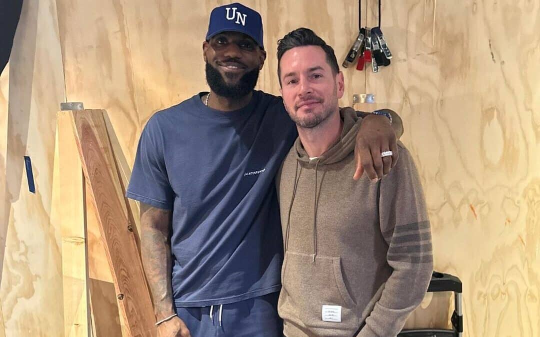 LEBRON JAMES A LA IZQUIERDA Y JJ REDICK A LA DERECHA, POSANDO PARA LA FOTO