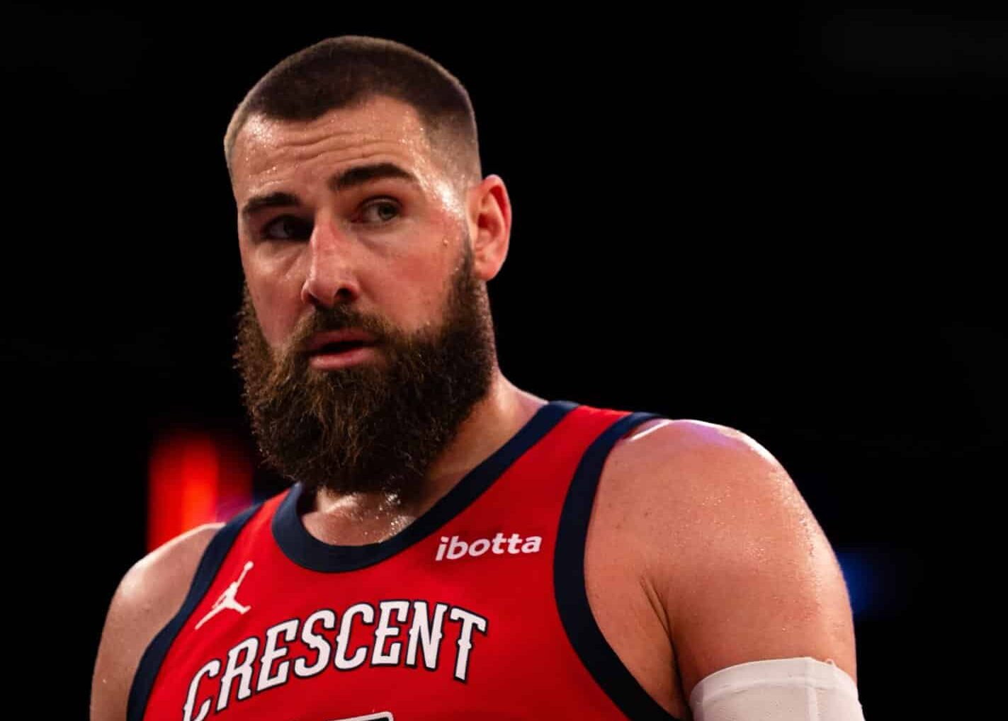 JONAS VALANCIUNAS DURANTE UN PARTIDO CON LOS PELICANS EN LA NBA