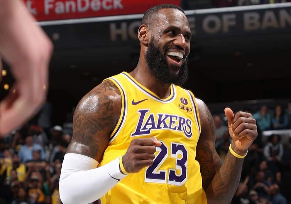LEBRON JAMES CELEBRA TRAS UNA CANASTA CON LOS LAKERS EN LA NBA