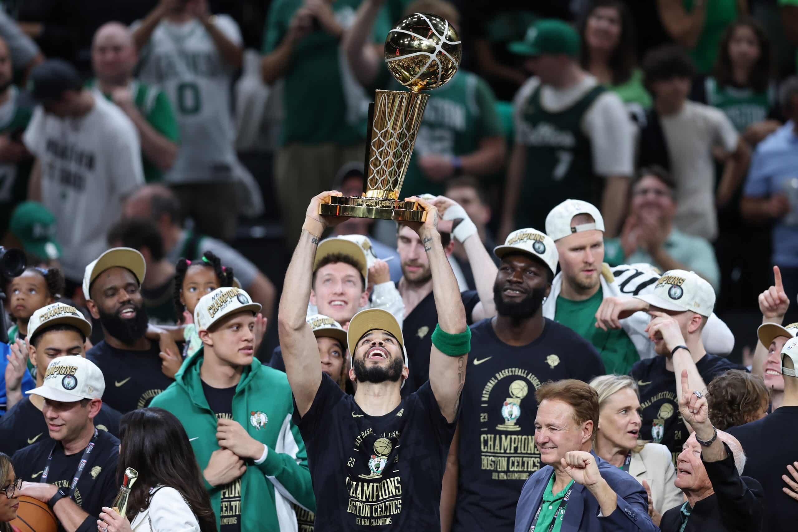 JAYSON TATUM DE LOS CELTICS LEVANTA EL TROFEO LARRY O'BRIEN QUE SE ENTREGA A LOS CAMPEONES DE LA NBA