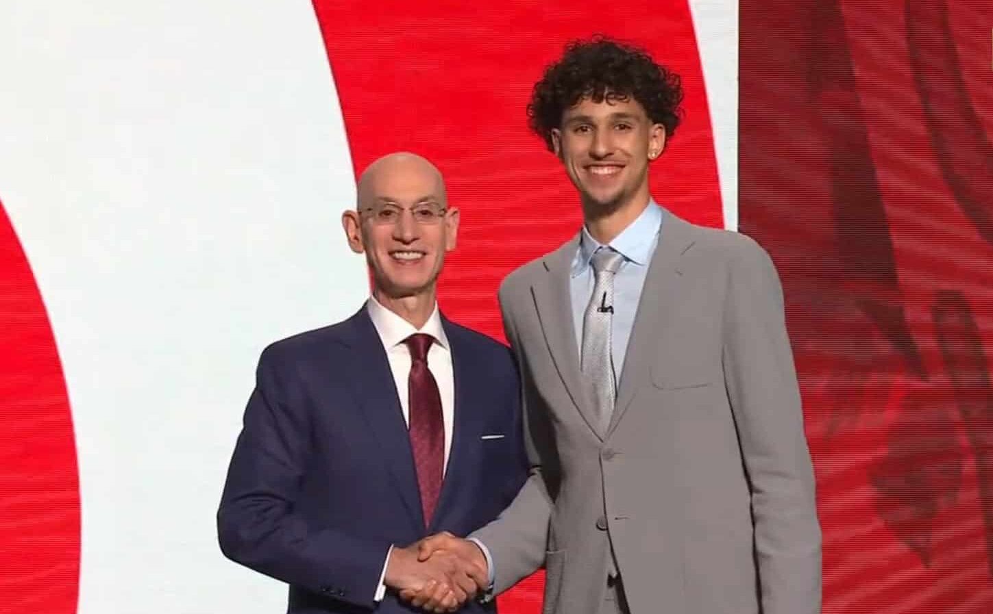 Zaccharie Risacher posa para la foto con el comisionado de la NBA Adam Silver