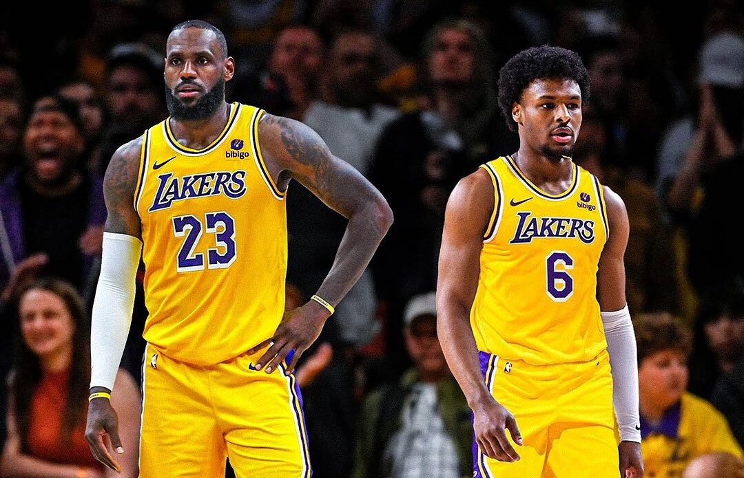 ILUSTRACIÓN DE FIBA DE LEBRON JAMES JUNTO A BRONNY JAMES CON EL UNIFORME DE LOS LAKERS