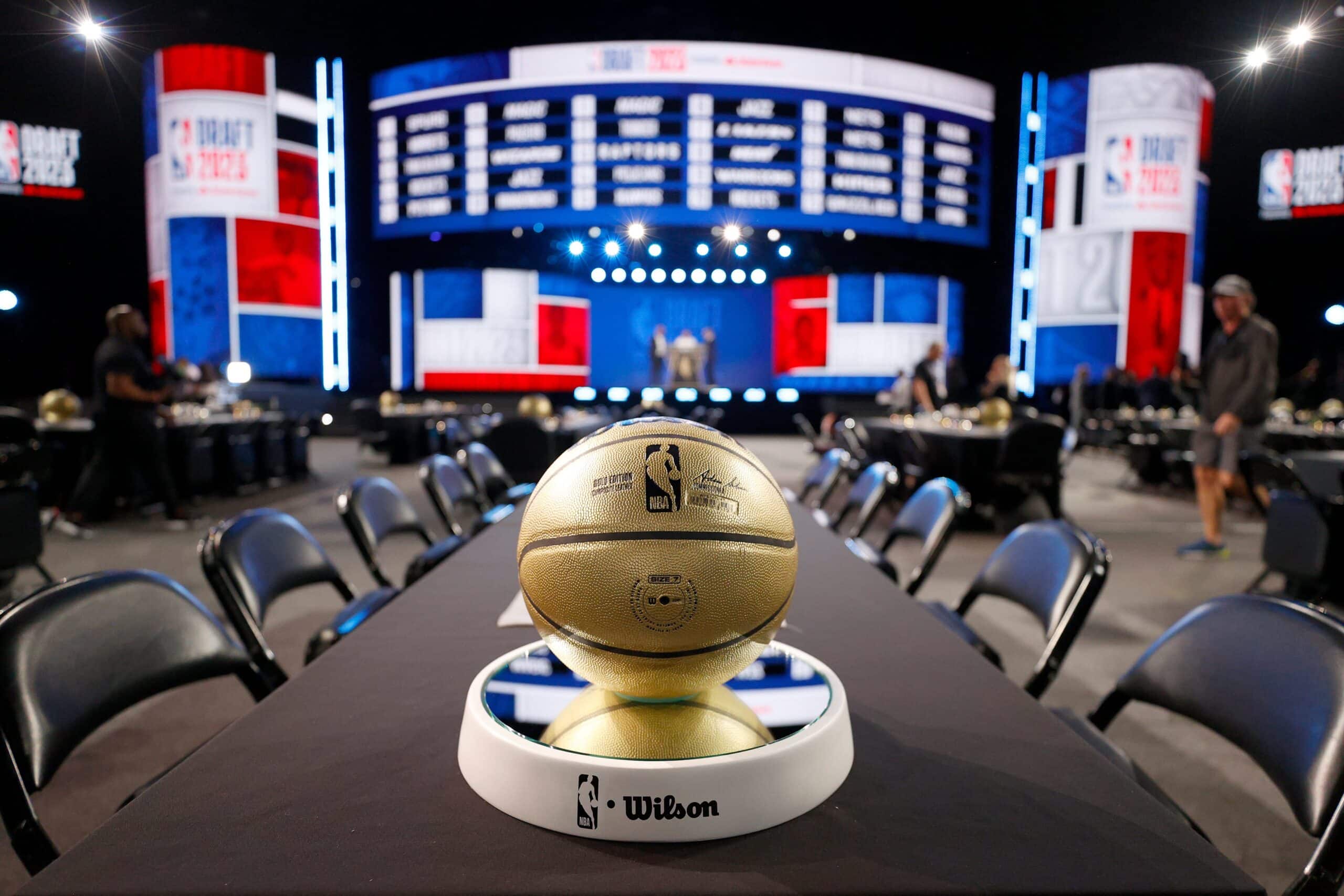HOY SE CELEBRA EL DRAFT DE LA NBA, POR LO QUE LA MESA ESTÁ LISTA PARA TODOS LOS JUGADORES QUE SERÁN ELEGIDOS ESTE 2024