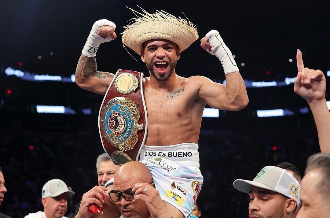 ÓSCAR COLLAZO POSA PARA LA FOTO TRAS UNA PELEA DE BOXEO