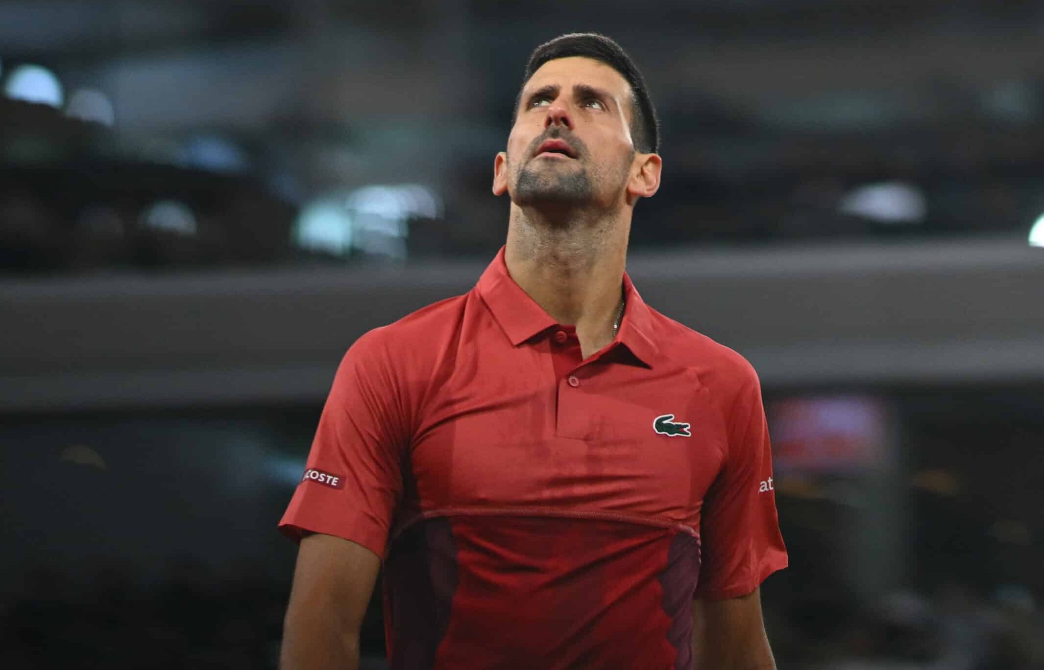 NOVAK DJOKOVIC SE LAMENTA DURANTE UN JUEGO DE ROLAND GARROS