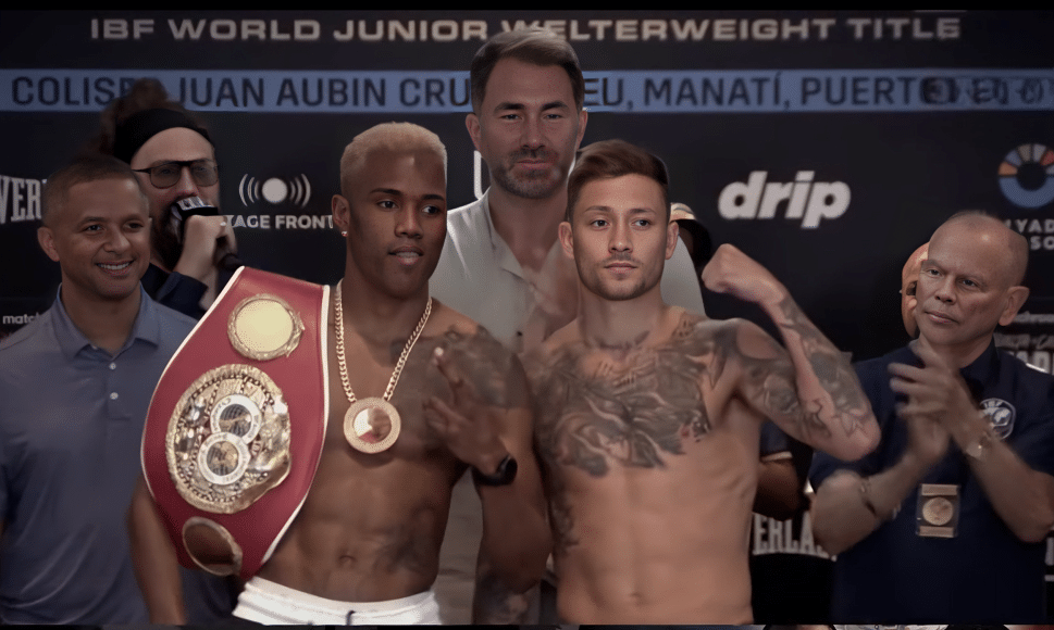 SUBRIEL MATÍAS A LA IZQUIERDA Y LIAM PARO A LA DERECHA, POSANDO PARA LA FOTO TRAS EL PESAJE