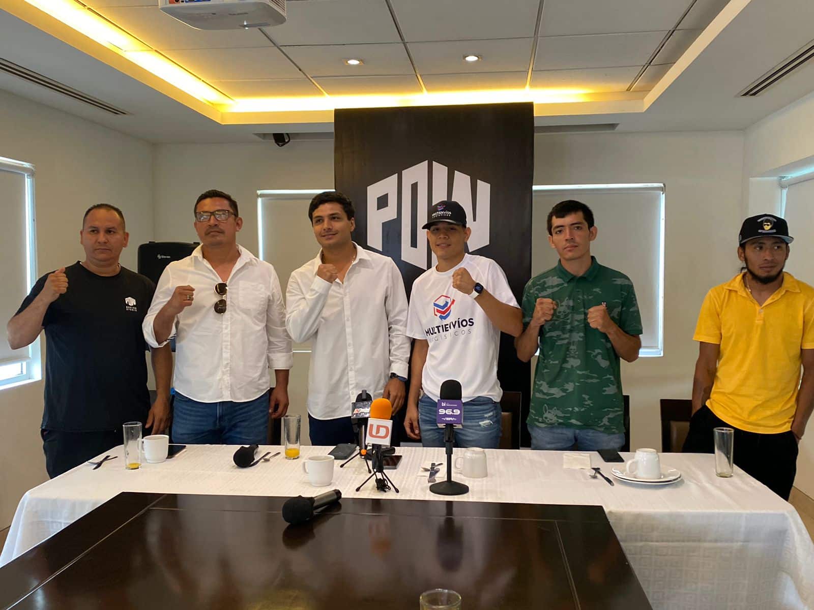 LOS ORGANIZADORES POSAN PARA LA FOTO TRAS LA RUEDA DE PRENSA